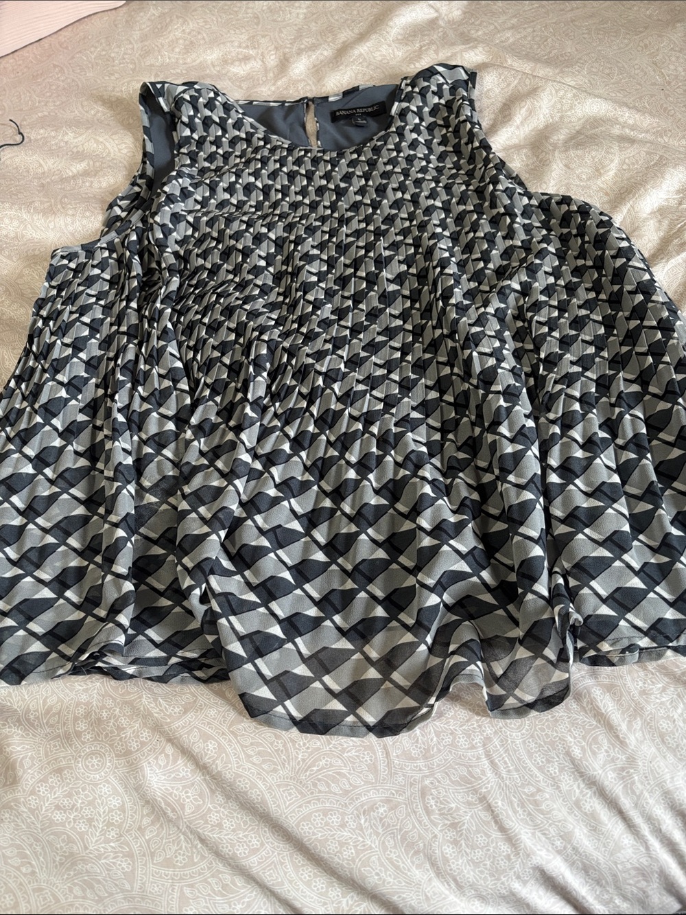 Banana Republic Black & White Geometric Pleated Sleeveless Blouse